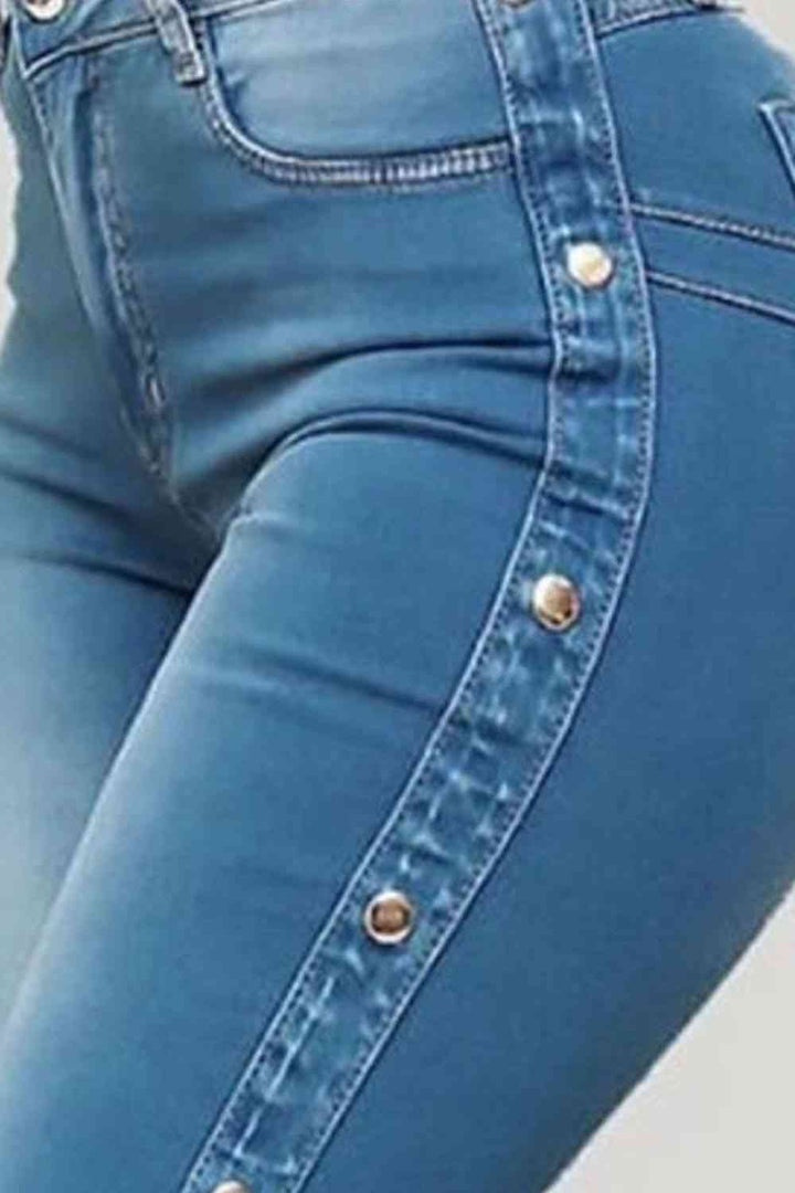 Chic Button-Detail Flare Denim Jeans for Stylish Outfits
