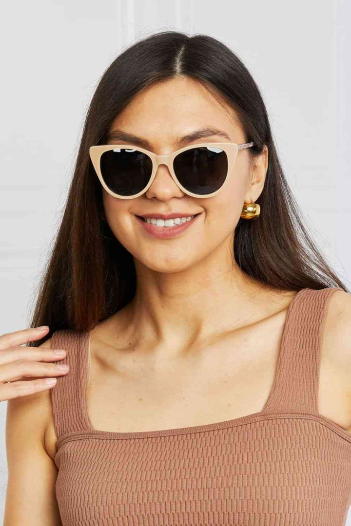 Chic Cat-Eye Fashion Sunglasses with Acetate Frames