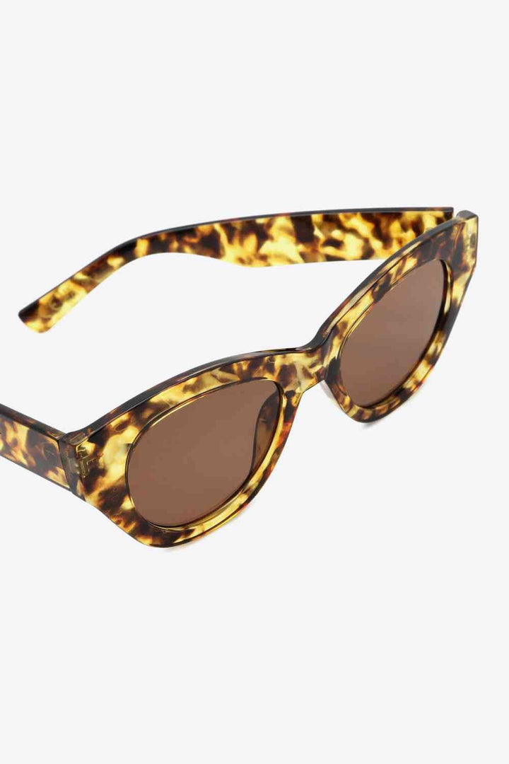 Chic Tortoiseshell Wayfarer Sunglasses with UV400 Protection