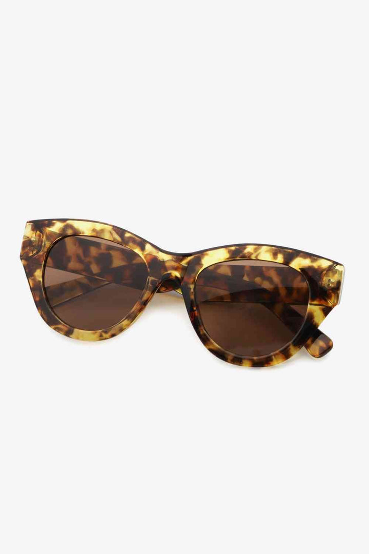 Chic Tortoiseshell Wayfarer Sunglasses with UV400 Protection