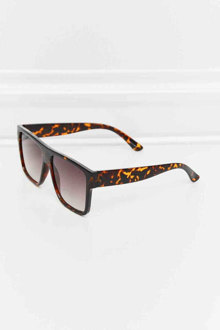 Chic Tortoiseshell Square Sunglasses with Full Rim