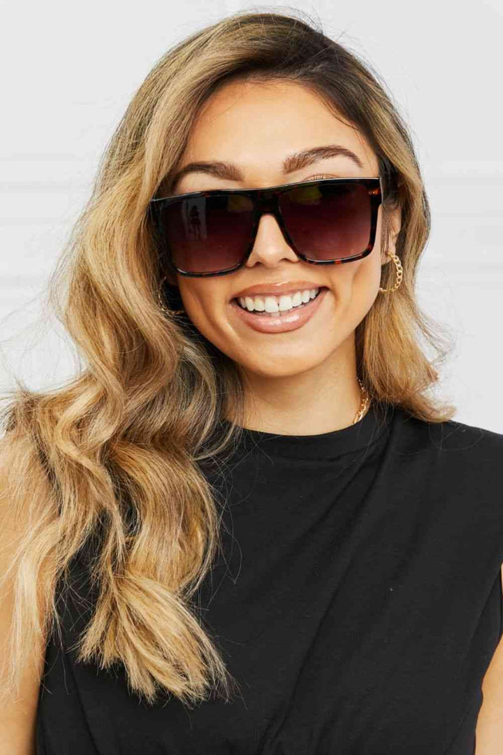 Chic Tortoiseshell Square Sunglasses with Full Rim