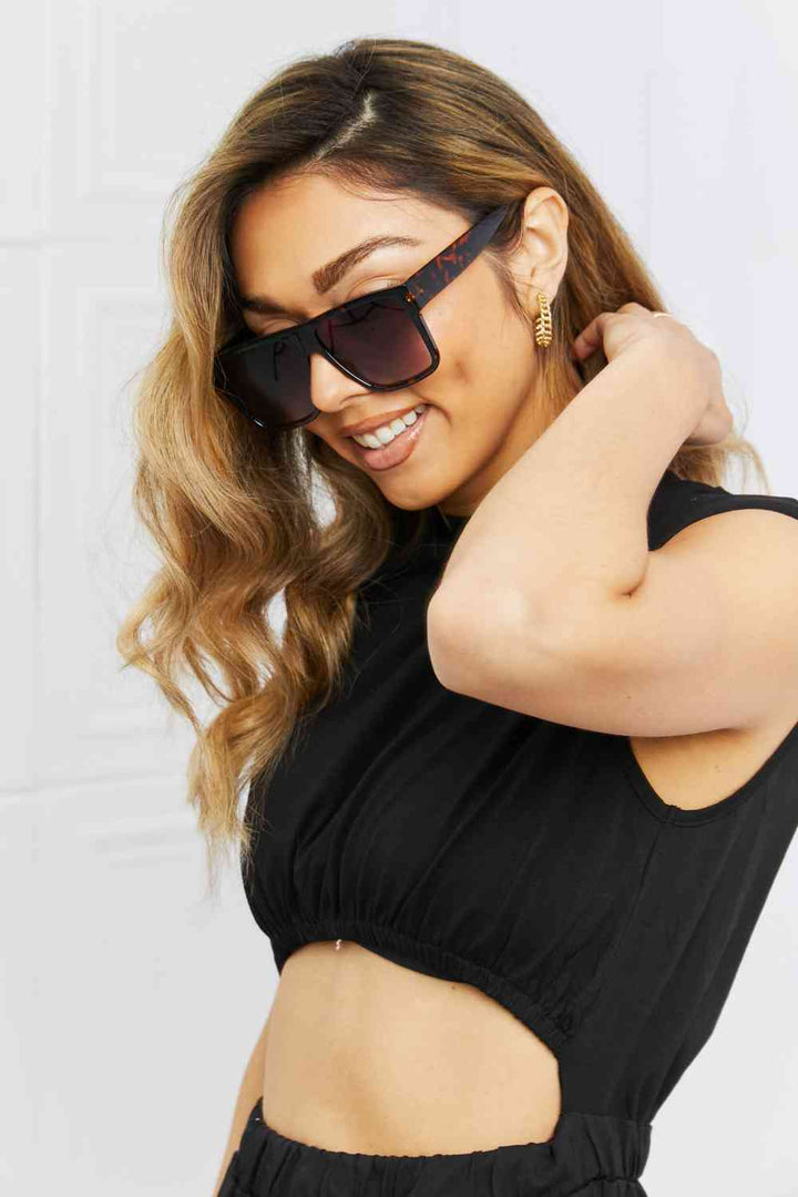 Chic Tortoiseshell Square Sunglasses with Full Rim