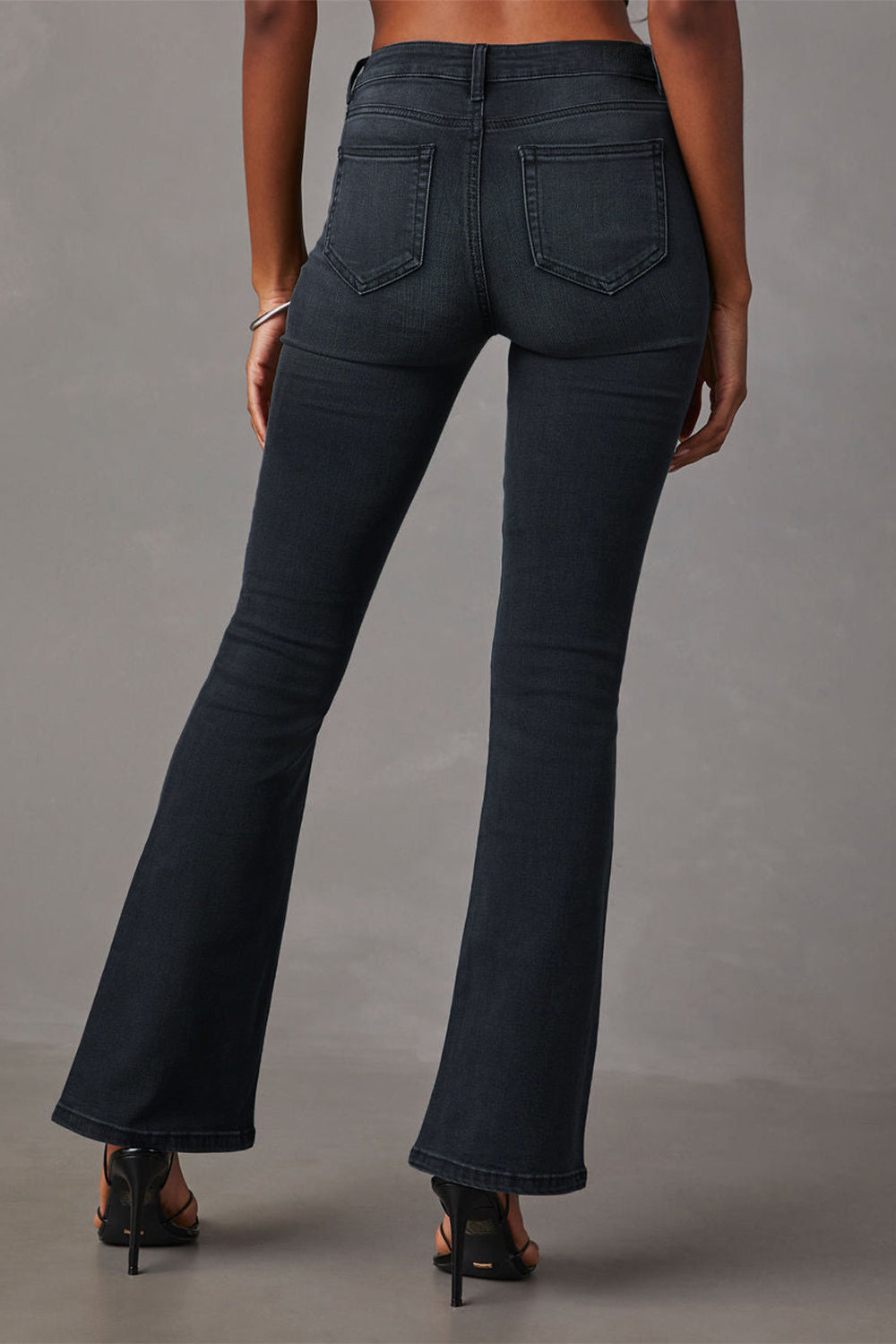 Chic Bootcut Jeans with Stylish Button Detail and Functional Pockets