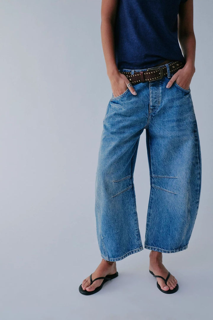 Chic High-Waisted Wide Leg Jeans with Convenient Pockets