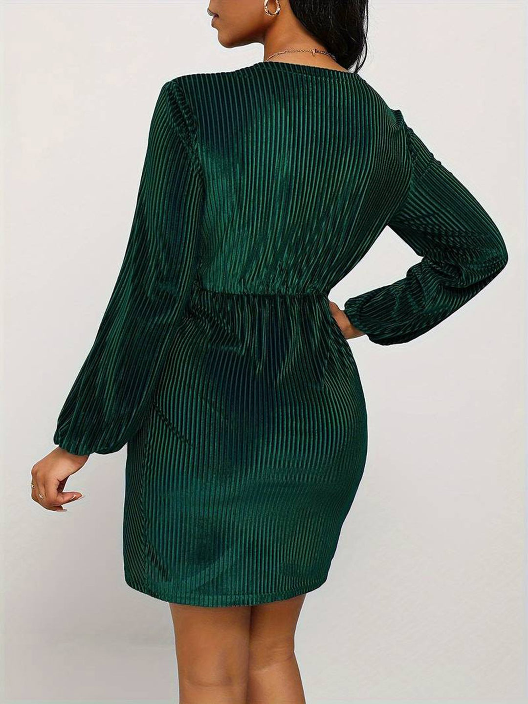 Elegant V-Neck Velvet Dress with Long Sleeves and Figure-Flattering Skirt