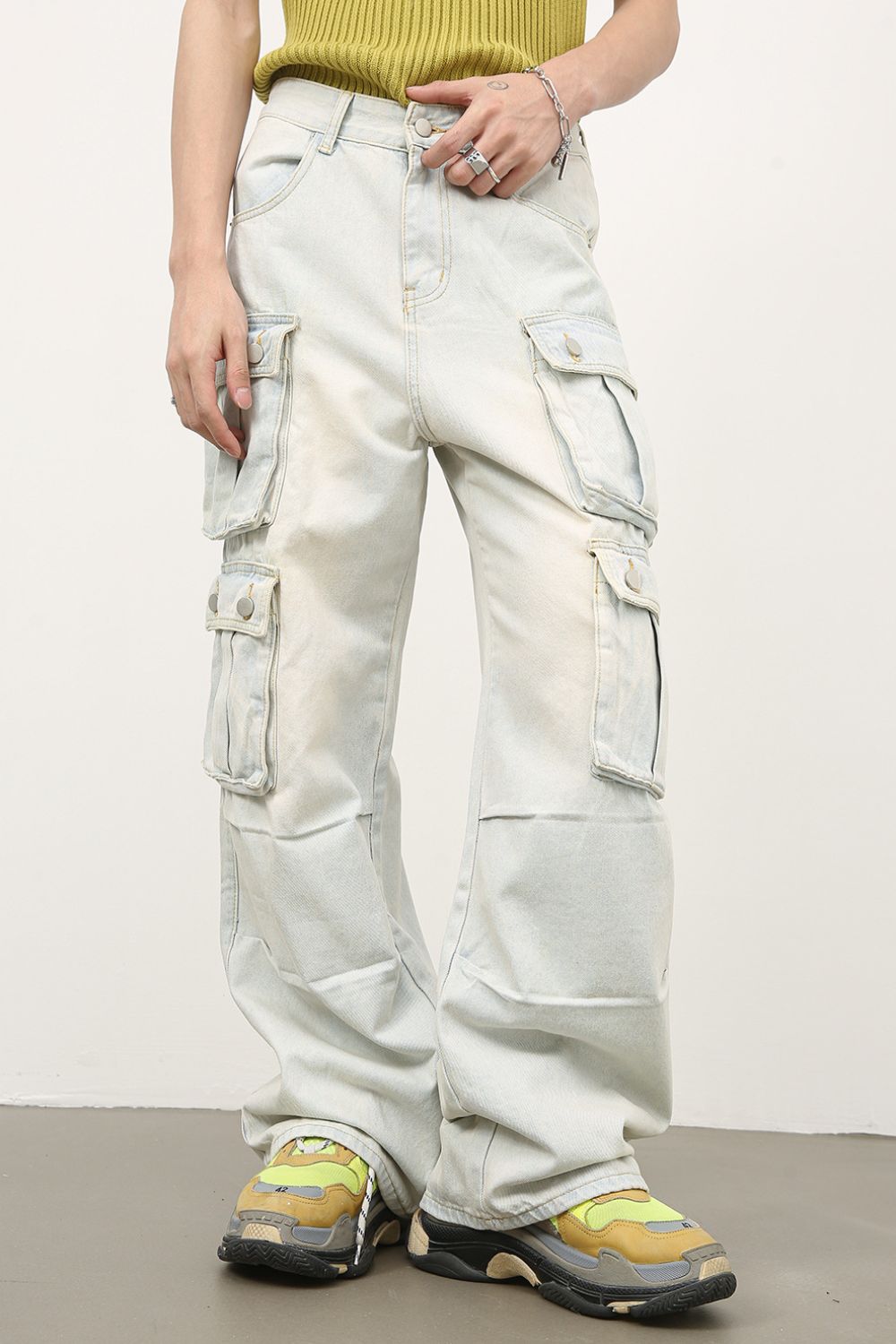 Men's Mid Rise Jeans with Cargo Pockets for Comfort