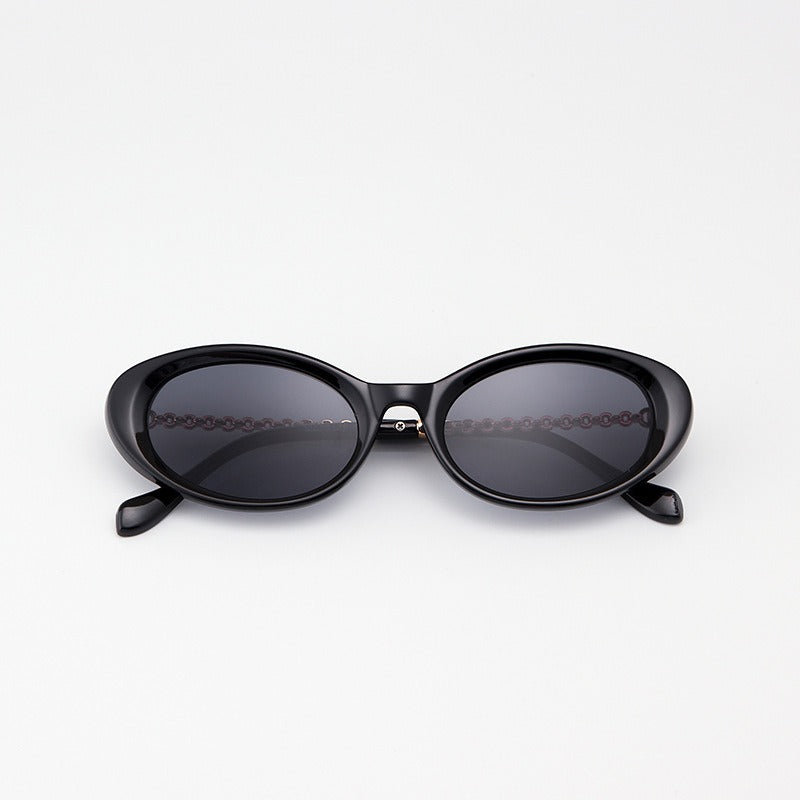 Chic Vintage-Inspired Sunglasses for Stylish Occasions