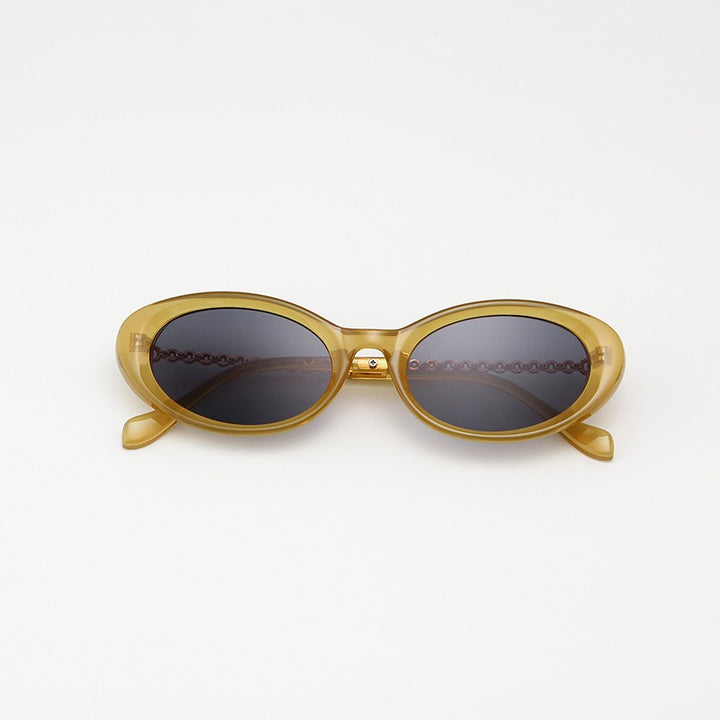 Chic Vintage-Inspired Sunglasses for Stylish Occasions