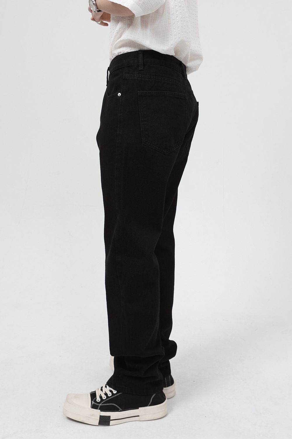 Stylish Pocketed Jeans with Zipper for Everyday Wear