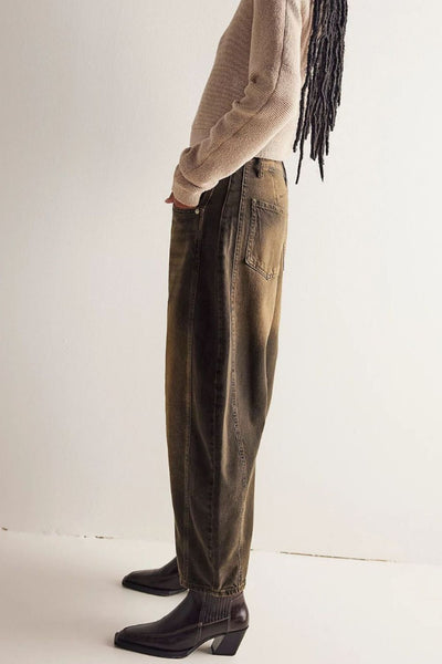 Chic High-Waisted Wide Leg Jeans with Convenient Pockets