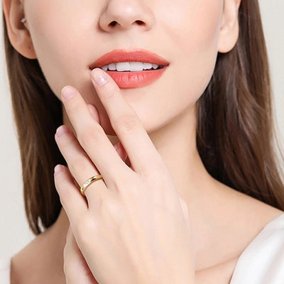 Elegant 925 Sterling Silver Inlaid Moissanite Ring