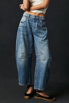 Chic High-Waisted Wide Leg Jeans with Convenient Pockets