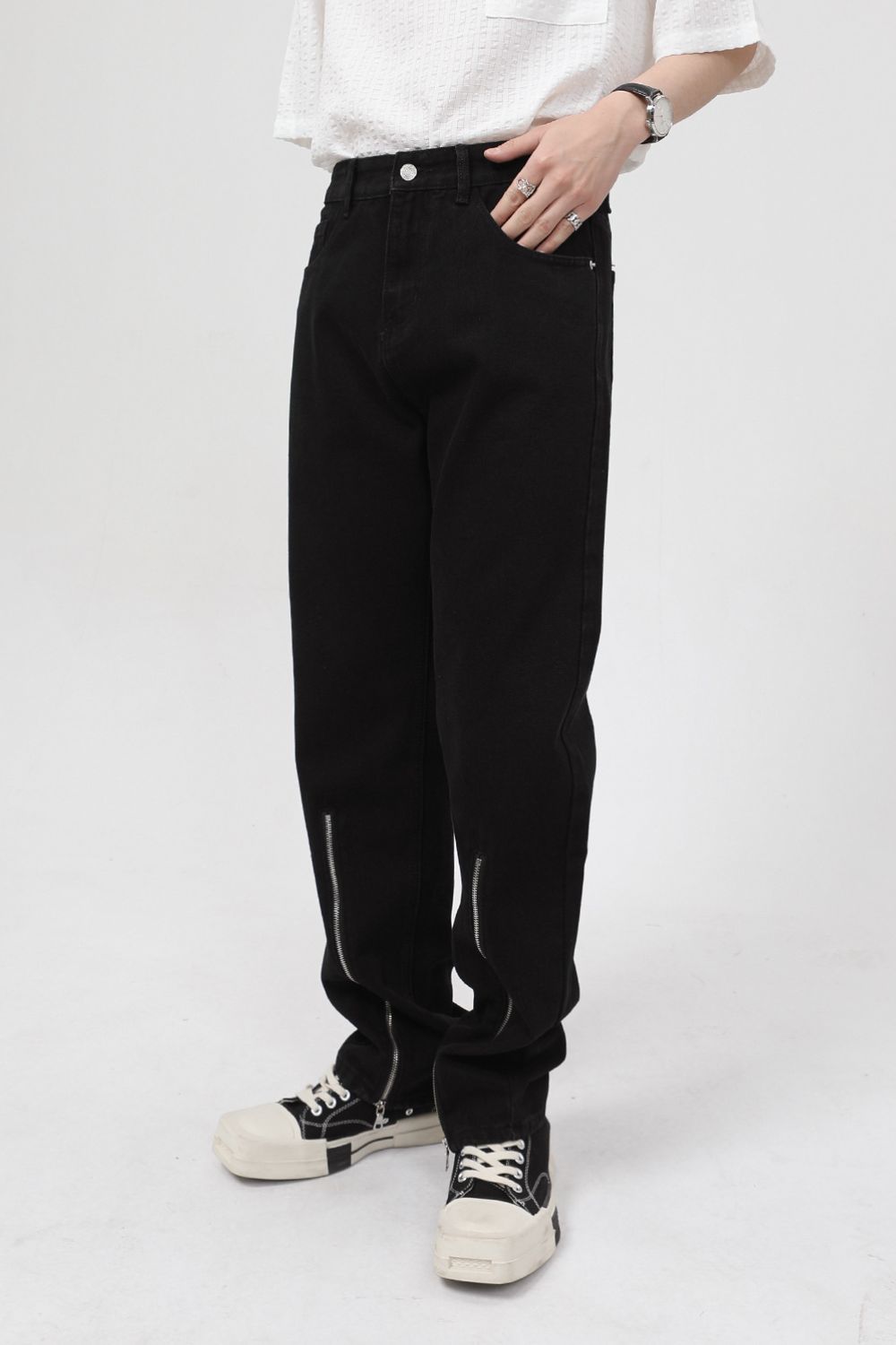 Stylish Pocketed Jeans with Zipper for Everyday Wear