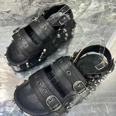 Rivet fashion sandals for men and women in summer, versatile, flat bottomed, height increasing, wear-resistant sandals for outdoor wear, casual slippers