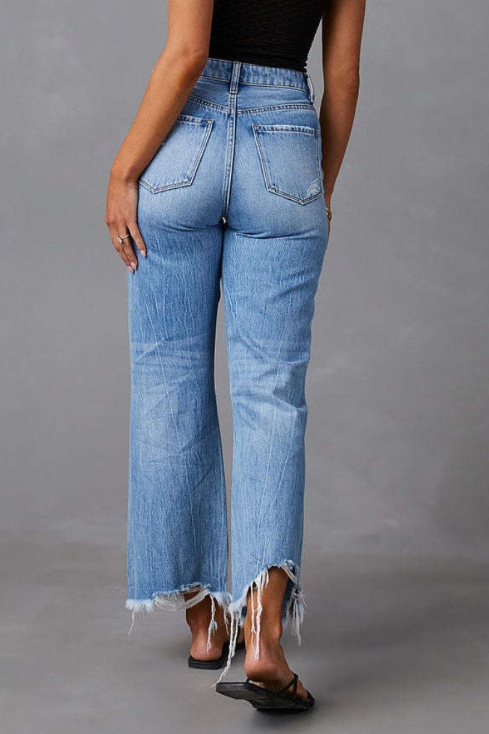 Edgy Distressed Denim Jeans with Practical Pockets for All