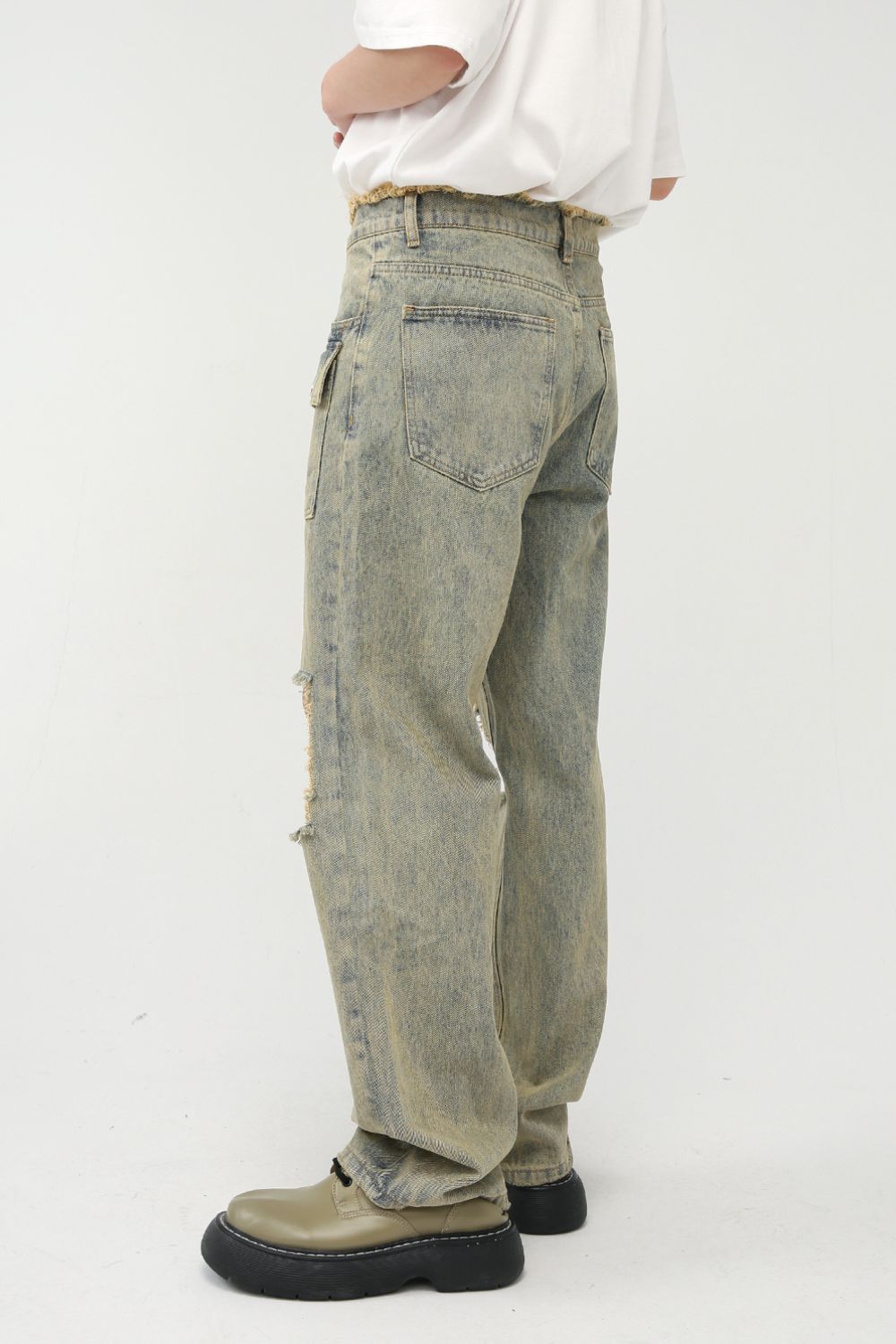 Raw Hem Distressed Jeans for Stylish Everyday Wear