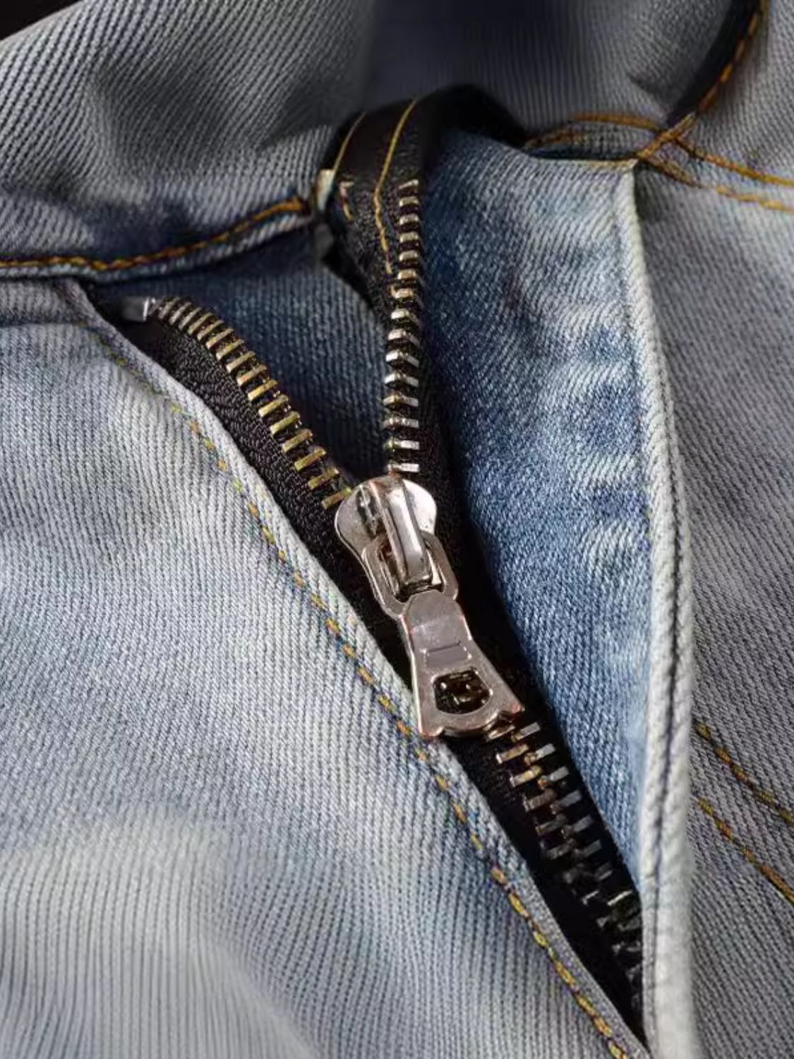 Men's Distressed Jeans with Pockets for Casual Style