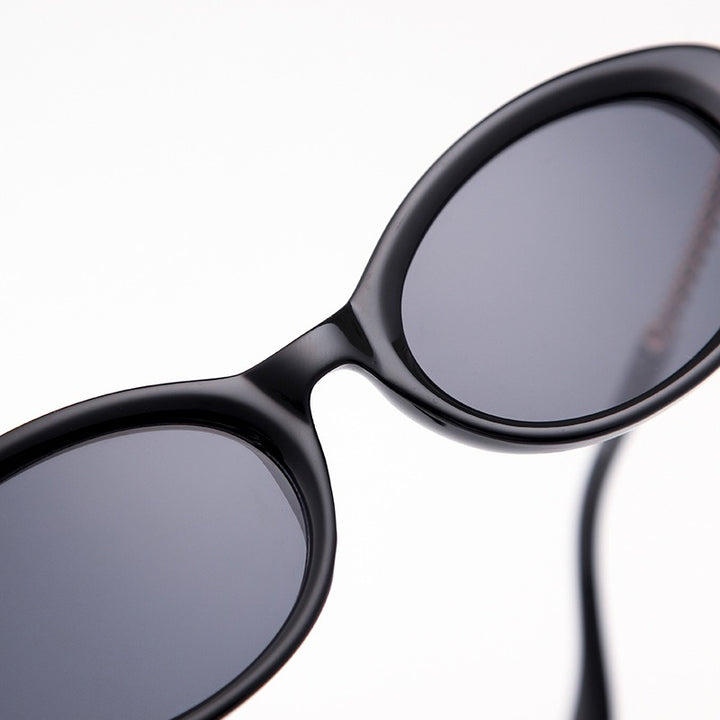 Chic Vintage-Inspired Sunglasses for Stylish Occasions