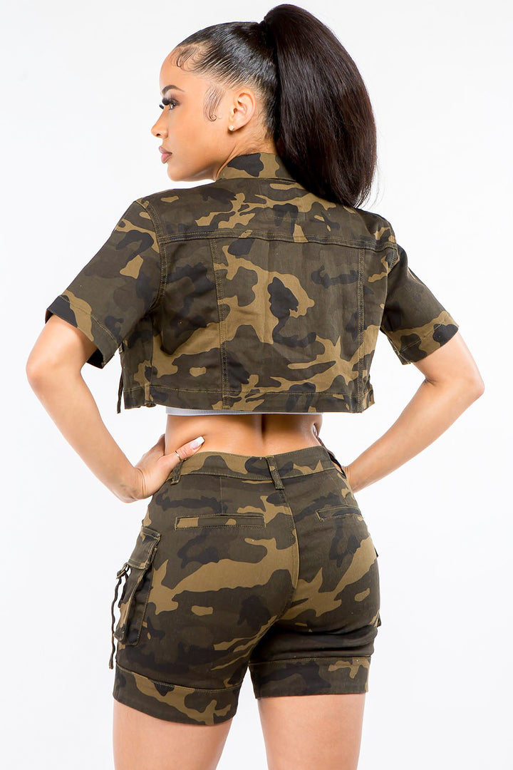 Chic Camouflage Cropped Short Sleeve Jacket for Fashion-Forward Looks