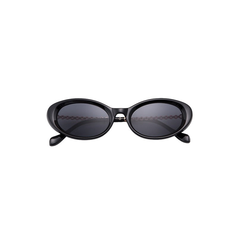 Chic Vintage-Inspired Sunglasses for Stylish Occasions