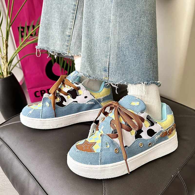 Retro Hand-Painted Denim Canvas Skateboard Shoes with Cow Pattern for Men and Women