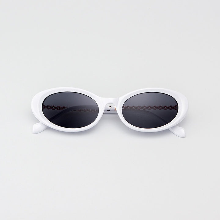 Chic Vintage-Inspired Sunglasses for Stylish Occasions