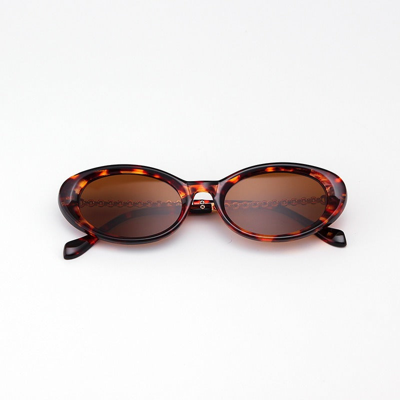 Chic Vintage-Inspired Sunglasses for Stylish Occasions