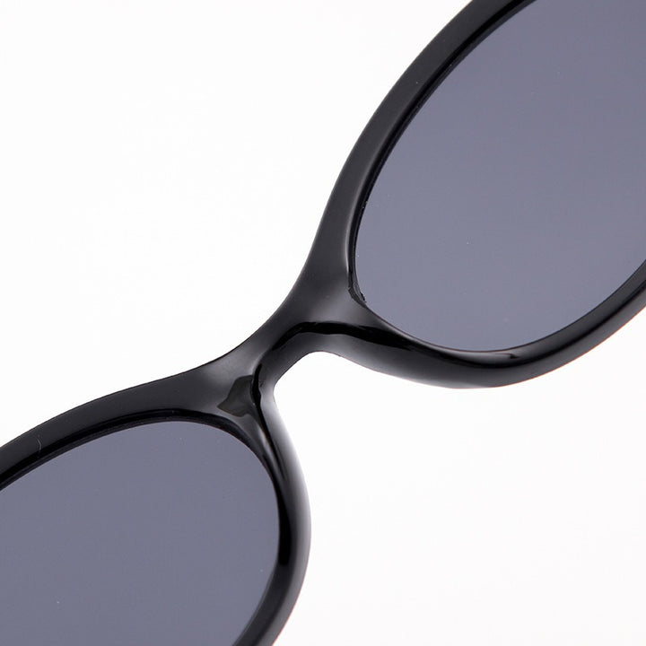 Chic Vintage-Inspired Sunglasses for Stylish Occasions