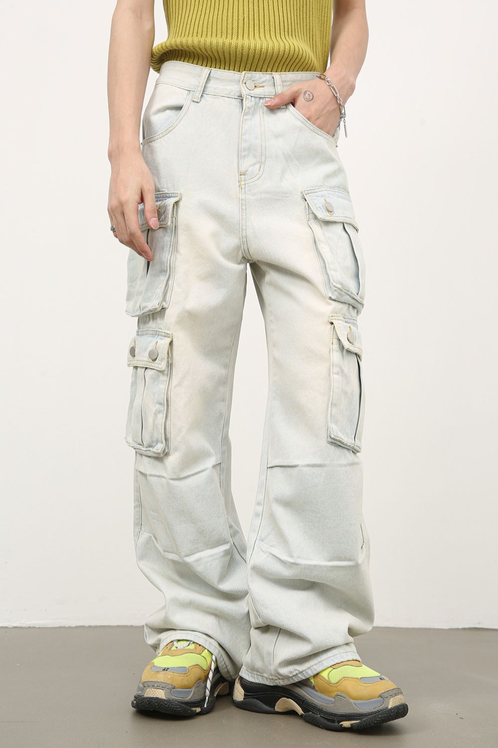 Men's Mid Rise Jeans with Cargo Pockets for Comfort