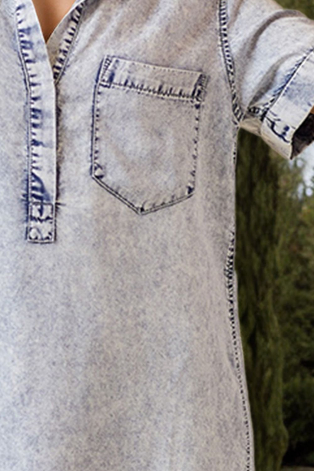 Trendy Denim Dress with Collared Neckline and Pockets