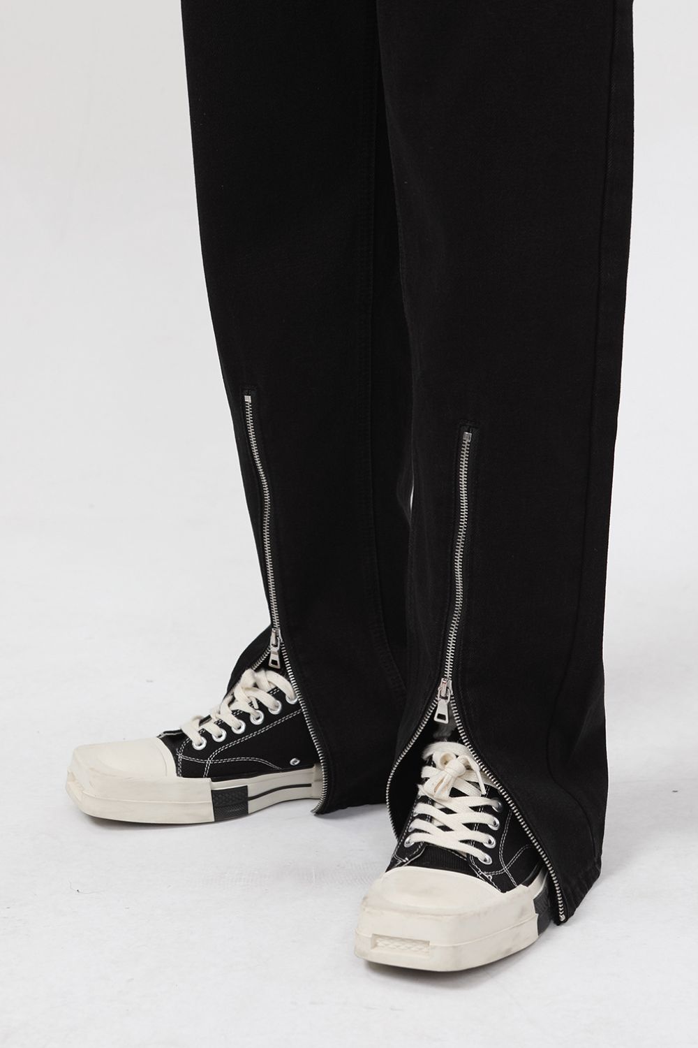 Stylish Pocketed Jeans with Zipper for Everyday Wear