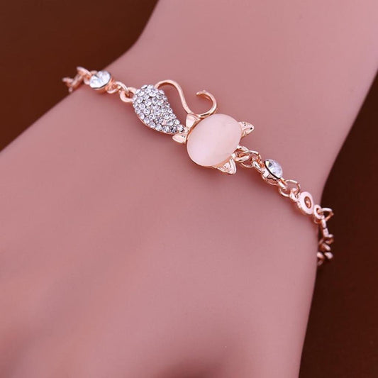 iMucci Lovely Cat Pendant Bangle for Cat Lovers Whimsical Charm Jewelry Accessory